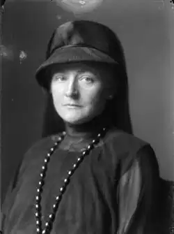 De Noorse schrijfster Barbra Ring in volle rouw met krip, sluier en zwarte sieraden (1920)