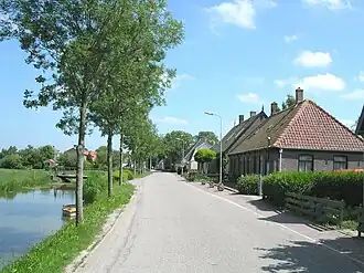 Bebouwing met wegsloot in het dorp