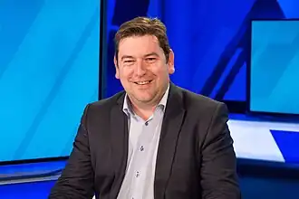 Burgemeester Bart Dochy in de tv-studio van de regionale zender WTV