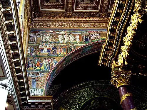 Linkerzijde van de triomfboog.