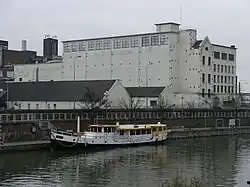 Bassin met papierfabriek en affuitenloods