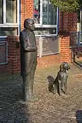 Bronsplastiek „Herr Lienhop mit Weimaraner“, een der vele sculpturen in de openbare ruimte te Bassum