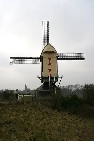 Standerdmolen Batenburg, met op de achtergrond de stad