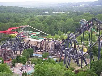 Batman the Ride met op de achtergrond het waterpark Six Flags Hurricane Harbor St Louis