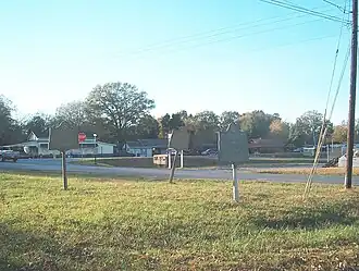 Drie informatieborden op het oude kerkhof van Adairsville met een beschrijving van de slag