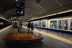 Gekoppelde sneltrams in station Bay-Enterprise Square