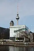 Het gebouw met de Fernsehturm op de achtergrond