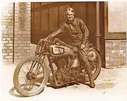 Beatrice Shilling op haar omgebouwde Norton 30M in 1934. Voor recordpogingen werd de voorrem verwijderd.