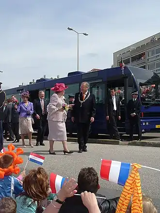 H.M. Koningin Beatrix en de burgemeester van Den Haag tijdens het bezoek aan Scheveningen