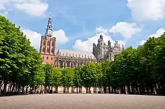 De Parade met de Sint-Janskathedraal