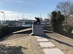 Beeldje Hansje Brinker op de overwelving van de sluis