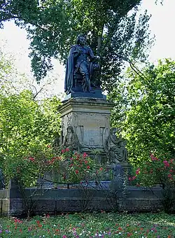 Het Vondelmonument, een standbeeld van Joost van den Vondel in het Vondelpark vóór de restauratie