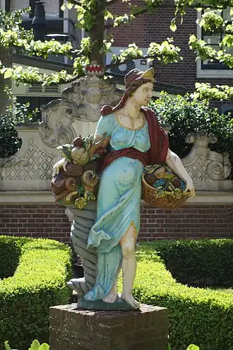 Stedenmaagd, nu in de tuin van het Westfries Museum