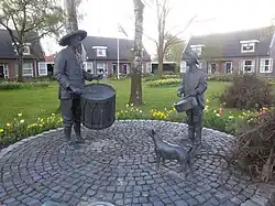 Standbeeld van tamboer die les geeft aan jongere tamboer in Lieshout