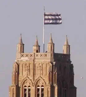 Het belfort van Duinkerke met de Duinkerkse vlag