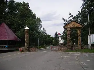 Ingang naar het natuurmuseum en wisentreservaat van Kamenjoeki.