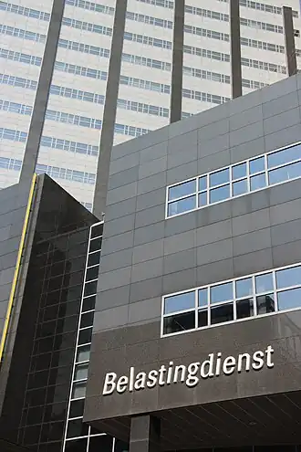 Foto van de voorgevel van het Belastingdienstkantoor in Amsterdam.