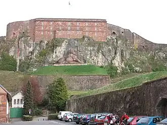 Beeld van de leeuw en zicht op de vesting