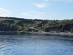 Zicht op de in het oosten gelegen Beach Hill, met links in beeld de veerhaven