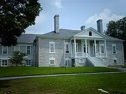 Het landhuis van de Belle Grove Plantation (1794–1797) is opgetrokken in federale stijl. Doordat Jefferson geconsulteerd werd, zijn er verschillende Jeffersoniaanse invloeden ingeslopen.