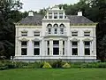 Woonhuis in eclectische stijl van voorm. villaboerderij