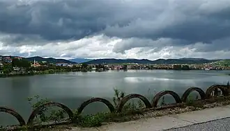 Zicht op Belsh over het Liqeni i Belshit