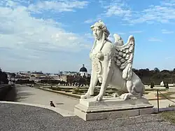 Sfinx op het bordes van de Obere Belvedere. Op de achtergrond de tuinen tussen het Obere Belvedere en Untere Belvedere.
