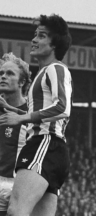 Ben Schubert (rechts) in duel tegen Ajax-speler Ruud Geels