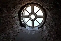 Zicht op het venster van binnenuit