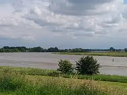 Doorkijk ter hoogte van Zalkerveer (Veecaten) via de IJssel naar de Zalkerwaard, Bentinckswelle, Vreugderijkerwaard en de stuwwal van de Veluwe