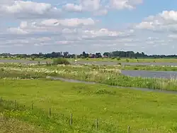 Doorkijk via de nevengeul, de kolk in Bentinckswelle en de IJssel naar de Vreugderijkerwaard bij Spoolde