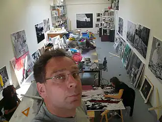 Strik in zijn studio