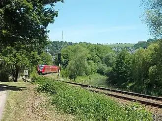 Onderweg op de spoorlijn in de vallei van de rivier de Weiße Elster.