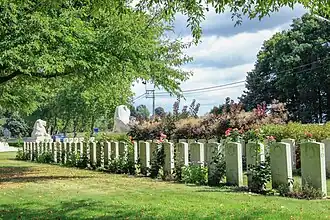 Overzicht met flankerende leeuwen aan de toegang