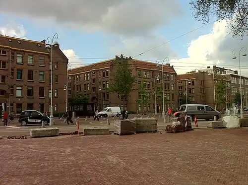 De Arbeiderswoning cq. Berlageblokken: woonblok met inspringende hoeken en gemeenschappelijke binnentuinen, bevattende 40 etagewoningen. Het is uitgevoerd in de trant van het Rationalisme, die de twee omringende dwarsstraten introduceerde voor betere bezonning.