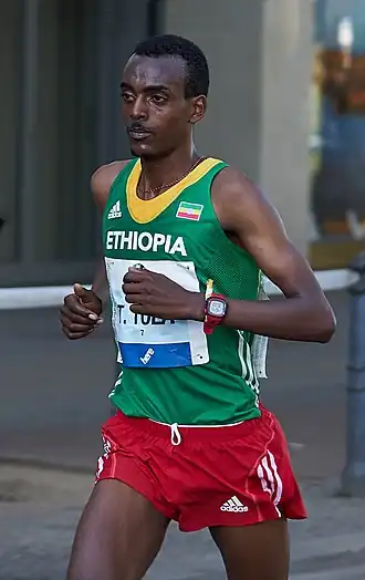 Tamirat Tola tijdens de marathon van Berlijn 2015.