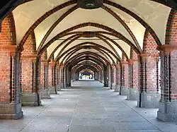 Voetgangerspromenade onder de metrosporen