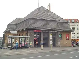 Toegangsgebouw aan de zuidzijde van het station (Neue Kantstraße)