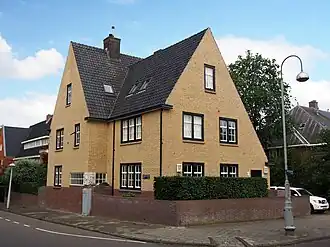 Rechts Apollolaan 1; links gevel Bernard Zweerskade (juni 2016)