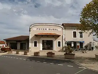 Gemeentehuis (links) en foyer rural