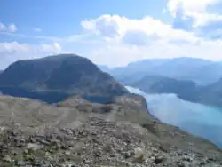 Besseggen gezien vanaf het oosten met het Gjendemeer en Bessvatnet