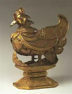 Container voor betelpeper, goud met bands van robijnen en imitatie-smaragden, met reliëfdruk en ogen van robijnen, Myanmar