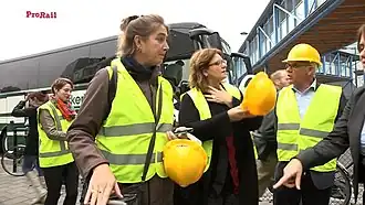 De Boer (links) tijdens een werkbezoek aan ProRail, 2013
