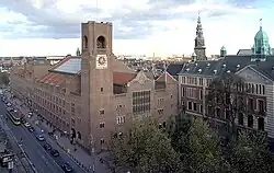 Beurs van Berlage (1903) met rechts de huidige Effectenbeurs (1913).