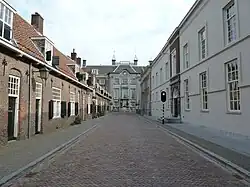 Situering in de Lange Nieuwstraat met in het midden de Fundatie van Renswoude