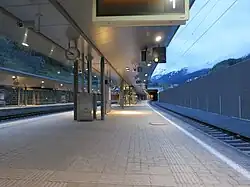 Het eilandperron tussen spoor 1 en 2 met op de achtergrond de tunnelmond van de Arlbergtunnel