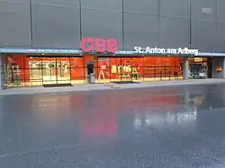 De ingang van het nieuwe station