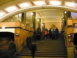 De trap tussen verdeelhal en perron met het mozaïek met Lenin op de achtergrond