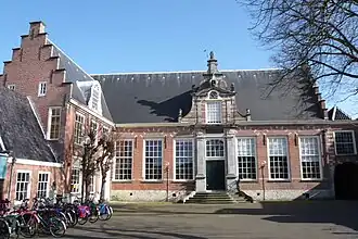 De Kloveniersdoelen in Haarlem waar nu de vestiging Centrum van de Bibliotheek Zuid-Kennemerland is gevestigd.