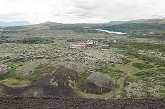 Het Bifröst college gezien vanaf de Grábrók krater, met op de achtergrond het Hreðavatn meer